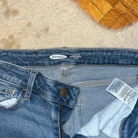 EUC - Old Navy Rockstar Super Skinny Distressed Mid Rise Jeans - Picture 3 of 3